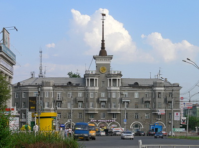 Barnaul_-_building_with_spire