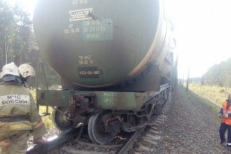 В Алтайском крае цистерна товарного поезда сошла с рельсов 